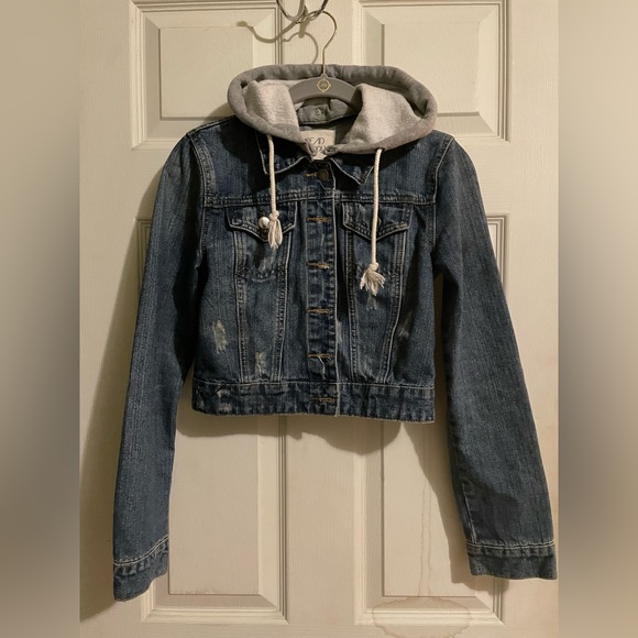 Cropped Jean jacket with detachable hood - Picture 11 of 11